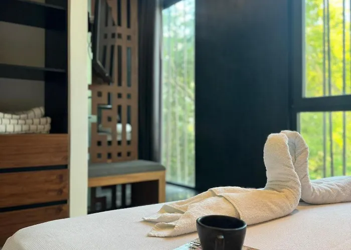 Iik By Groovy Stays- A Hip Condo-hotel With Wifi, Rooftop, Pool, Sleeps 6 4*