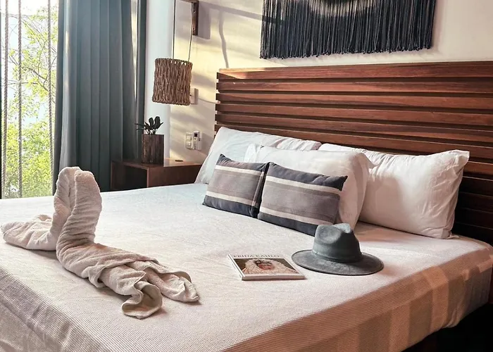 Iik By Groovy Stays- A Hip Condo-hotel With Wifi, Rooftop, Pool, Sleeps 6 4*